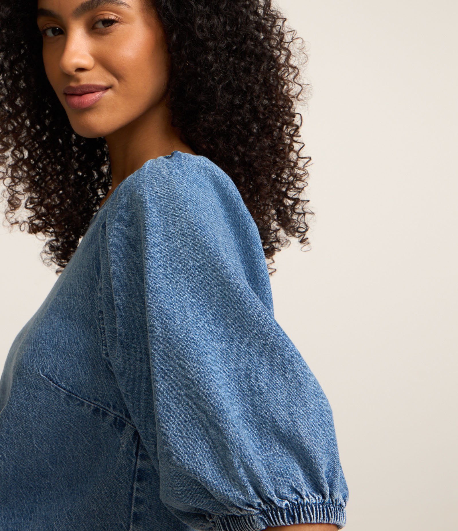 Blusa em Jeans com Manga Bufante e Decote Redondo Azul 5