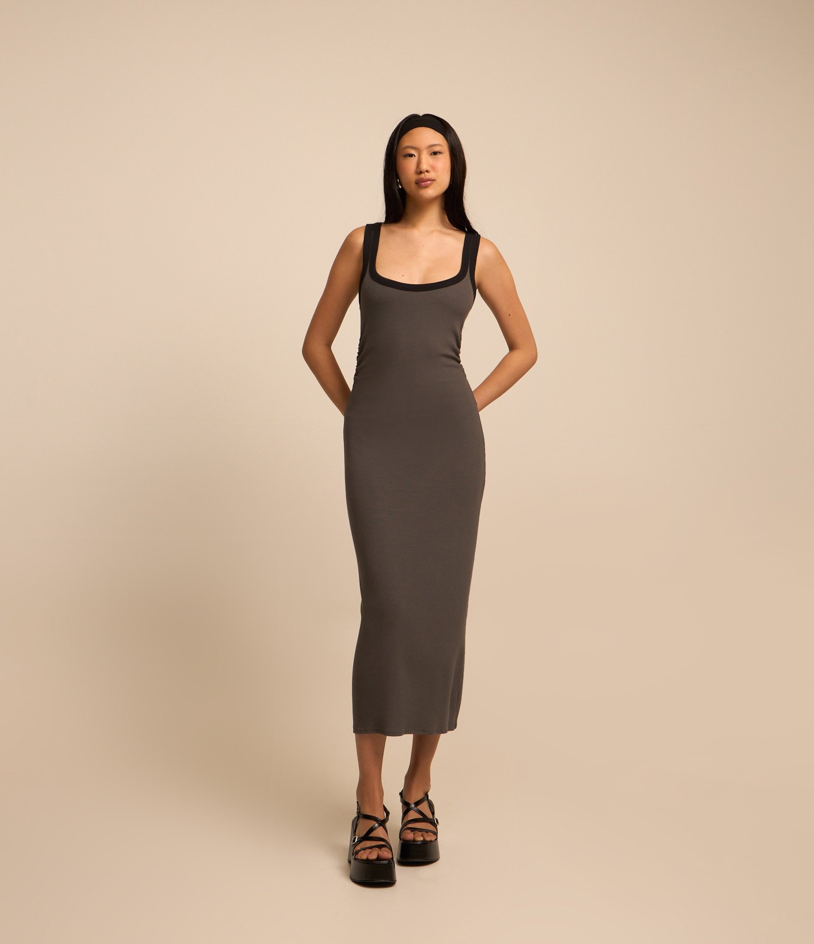 Vestido Midi Básico com Decote Quadrado 1