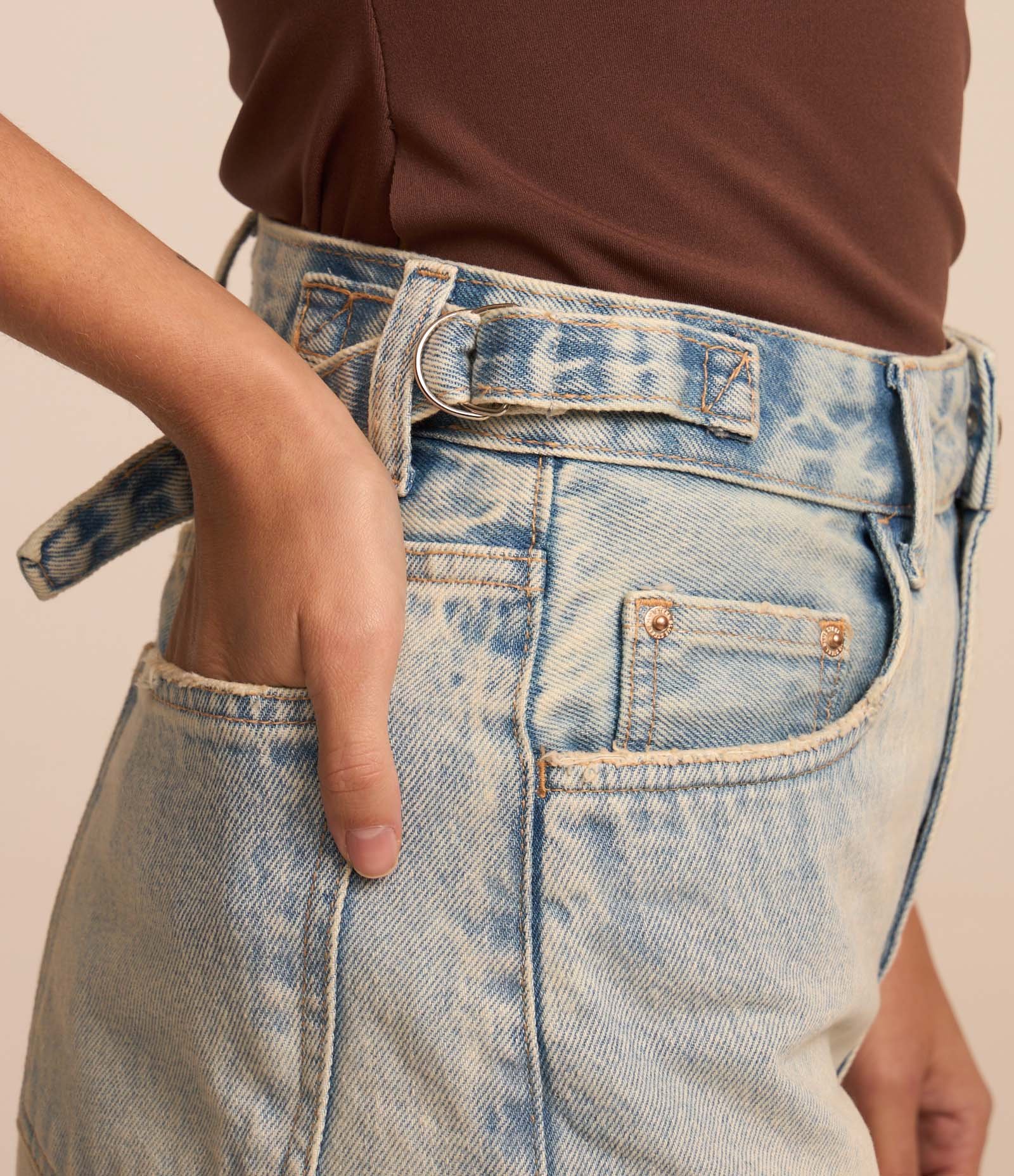 Short Cintura Alta em Jeans Dirty Washed com Barra Desfeita Azul 4