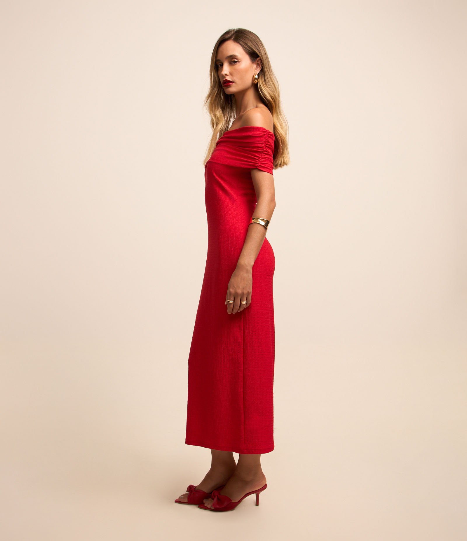 Vestido Midi Ombro a Ombro com Franzido Lateral e Decote Reto Vermelho 4