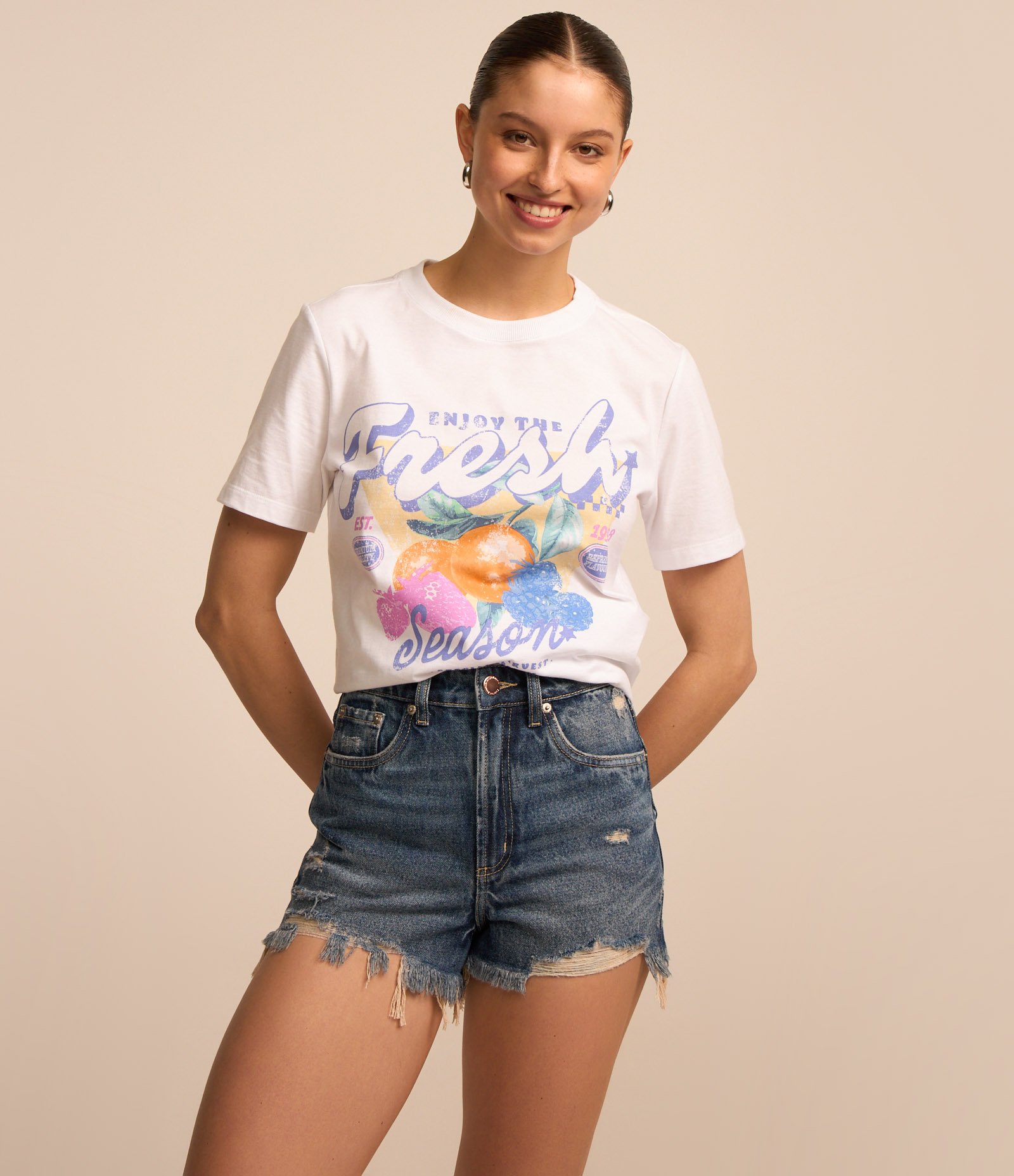 Short Cintura Alta em Jeans Dirty com Barra Desfiada Azul 2