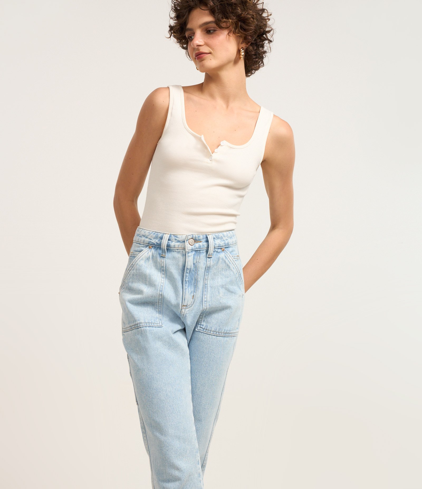 Calça Mom Jeans com Bolsos Quadrados Azul 2