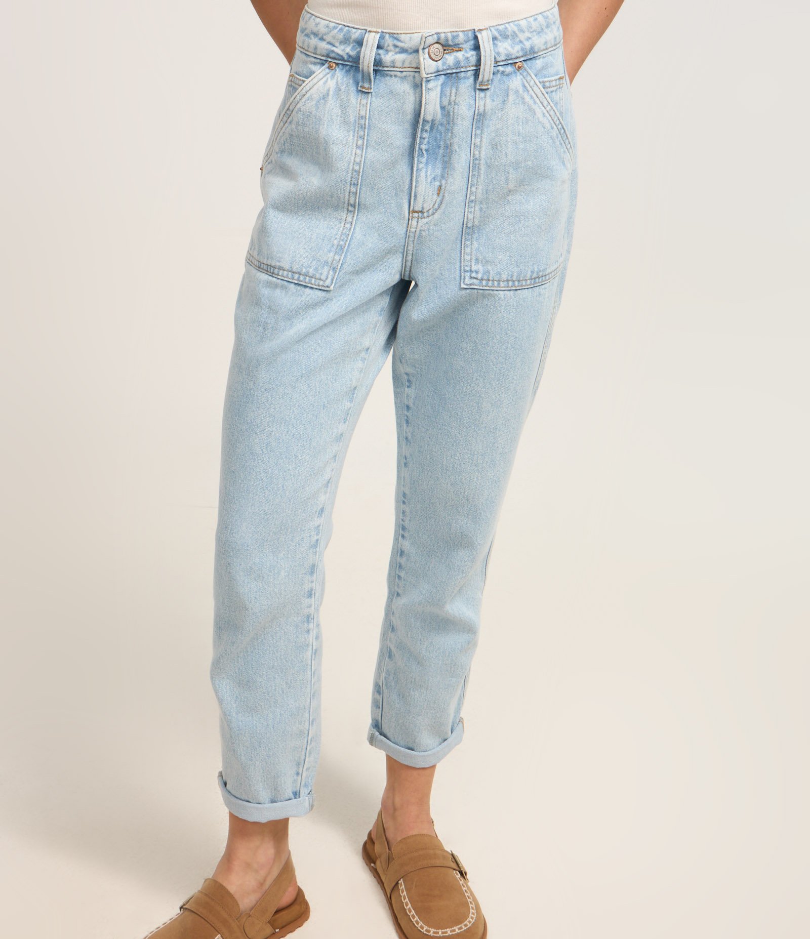Calça Mom Jeans com Bolsos Quadrados Azul 3