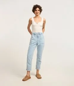 Calça Mom Jeans com Bolsos Quadrados