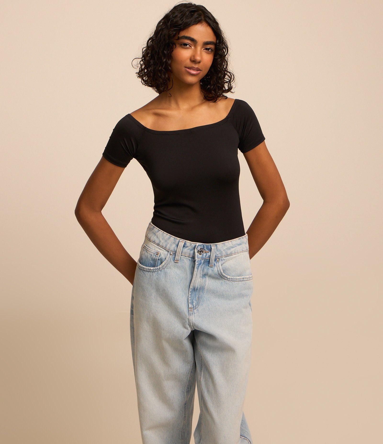 Calça Mom em Jeans com Lateral de Brilho Azul 2