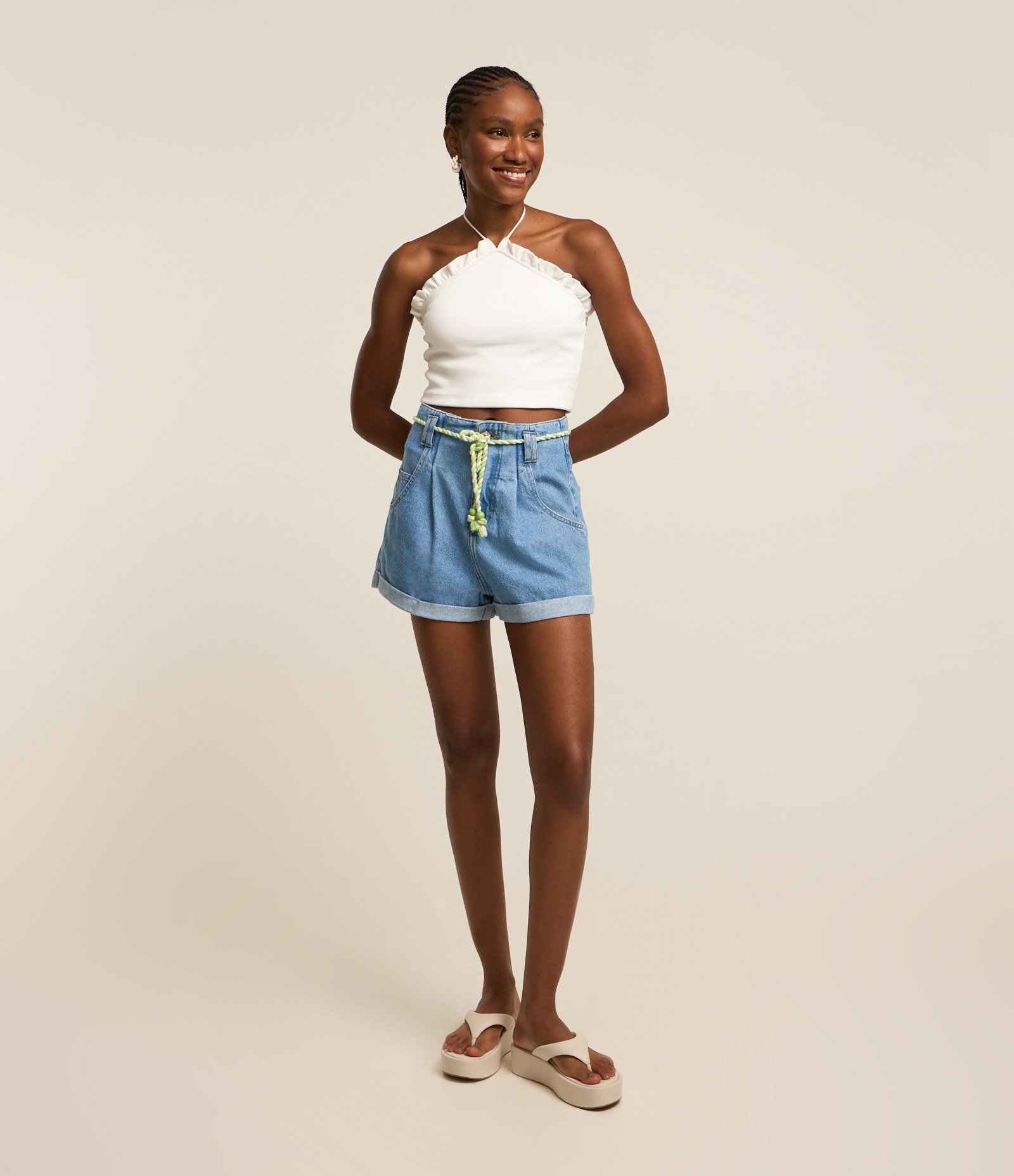 Short Baggy em Jeans com Cinto de Cordão Azul 1