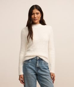 Suéter em Tricô com Gola Alta e Pelinhos