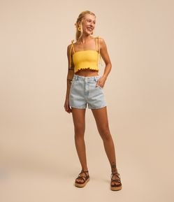 Short Slim em Jeans com Pences Laterais e Etiquetinha no Bolso