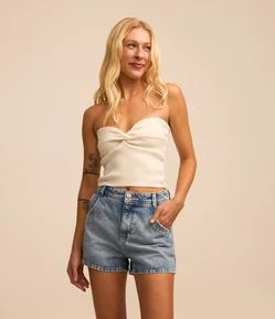 Short Slim em Jeans com Pences Laterais e Etiquetinha no Bolso