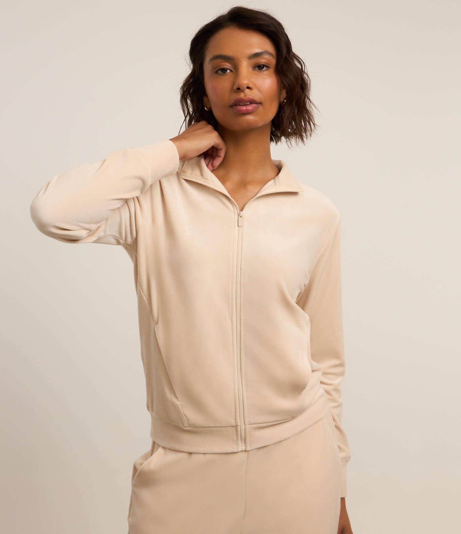 Jaqueta Esportiva em Plush com Gola Alta e Zíper Off White 1