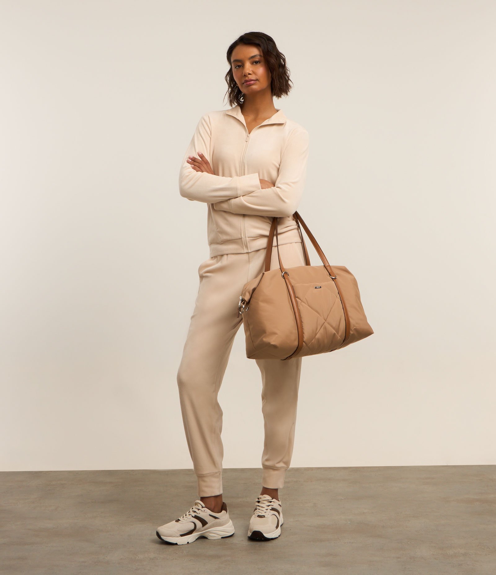 Jaqueta Esportiva em Plush com Gola Alta e Zíper Off White 2