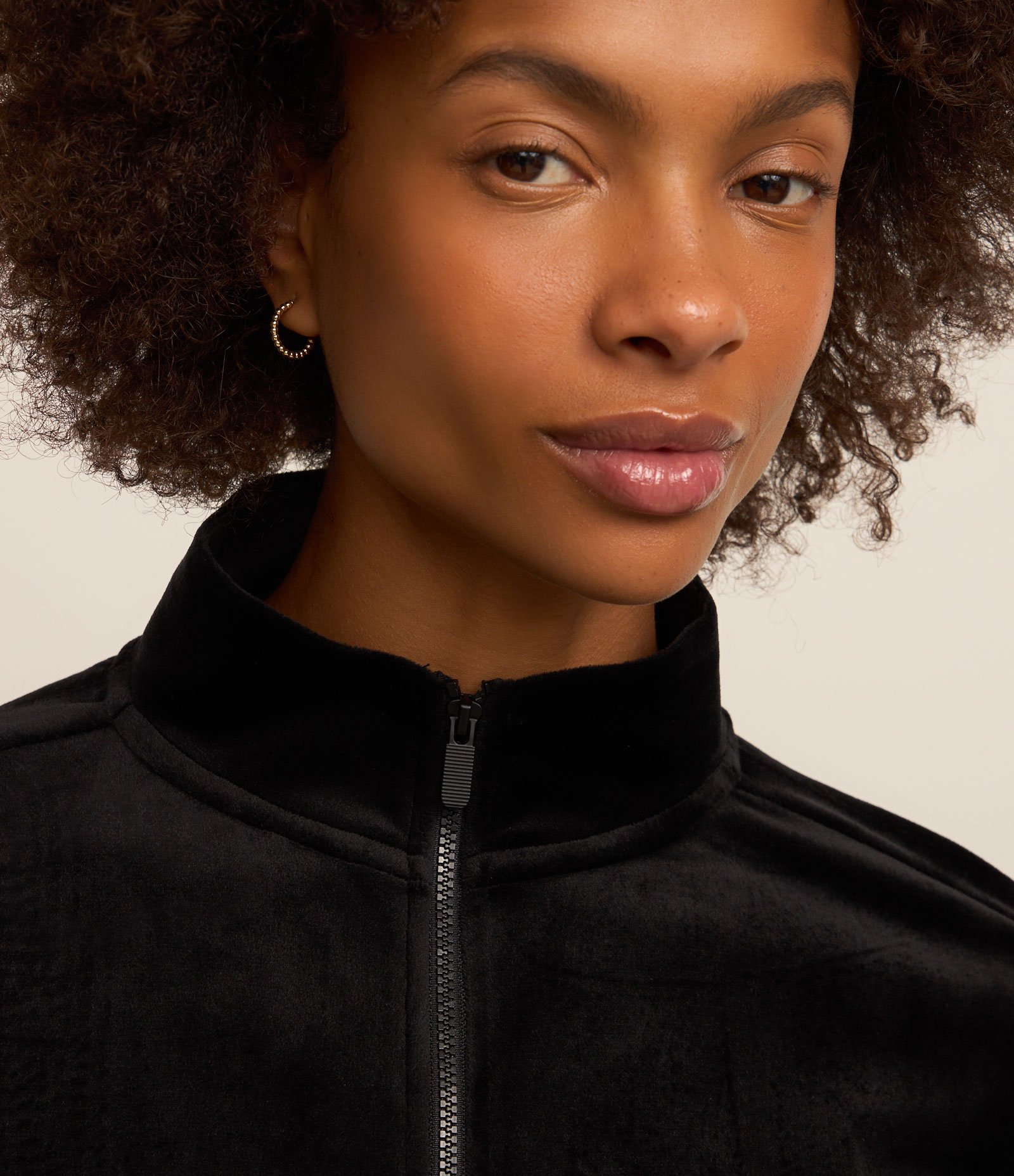 Jaqueta Esportiva em Plush com Gola Alta e Zíper Preto 1