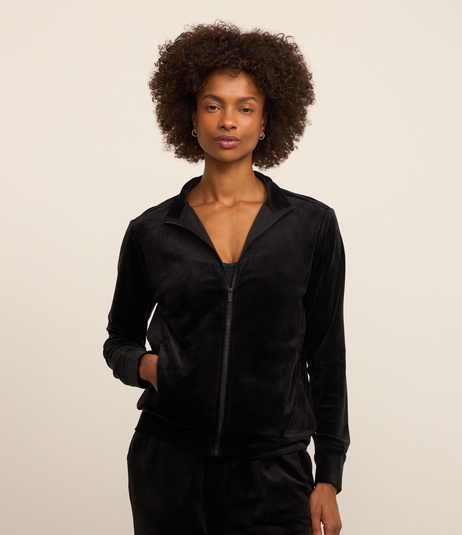 Jaqueta Esportiva em Plush com Gola Alta e Zíper Preto 2