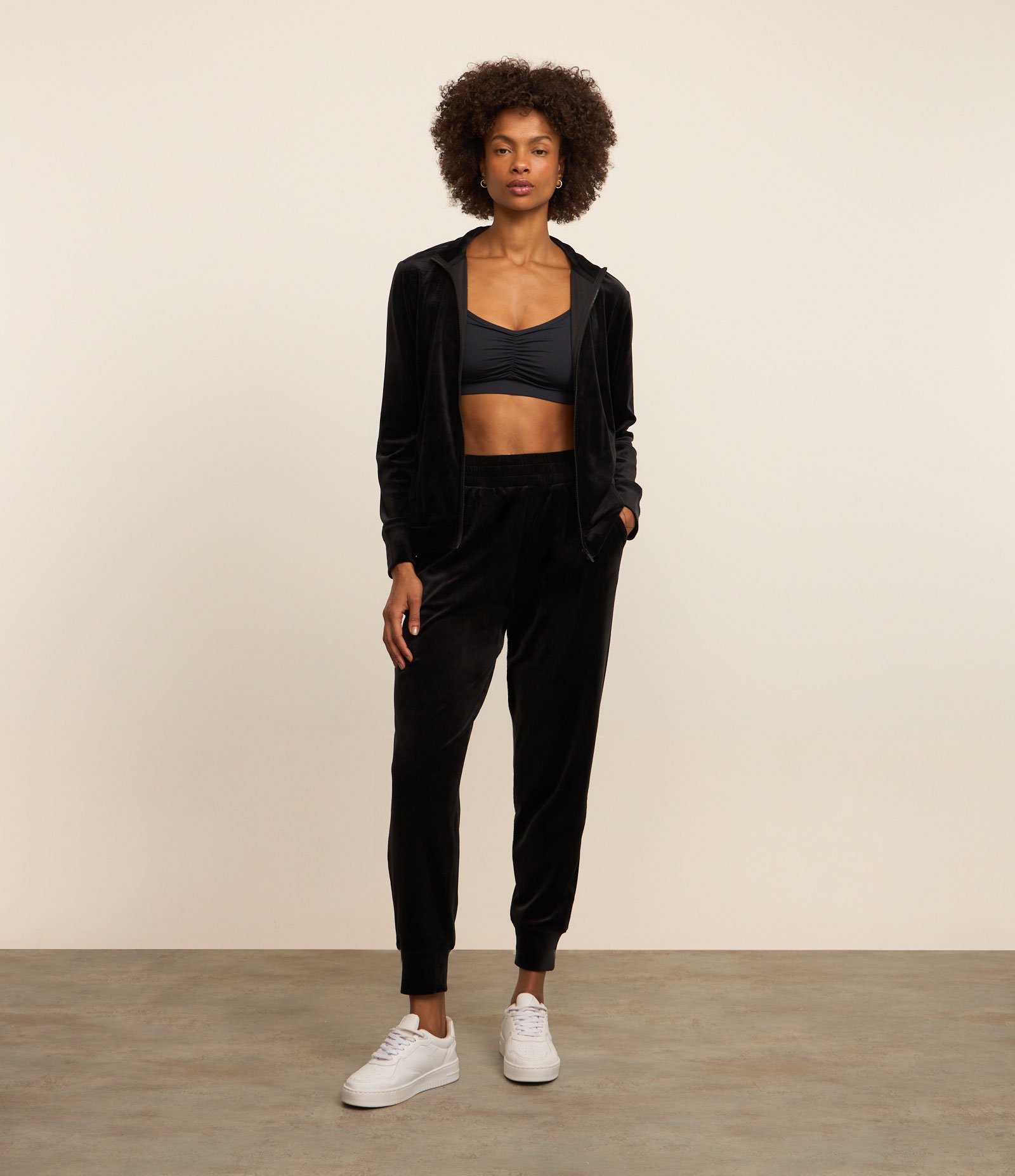 Jaqueta Esportiva em Plush com Gola Alta e Zíper Preto 3