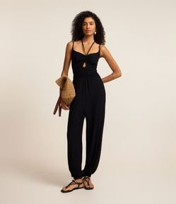 Macacão Texturizado em Viscose com Franzido e Vazado no Busto