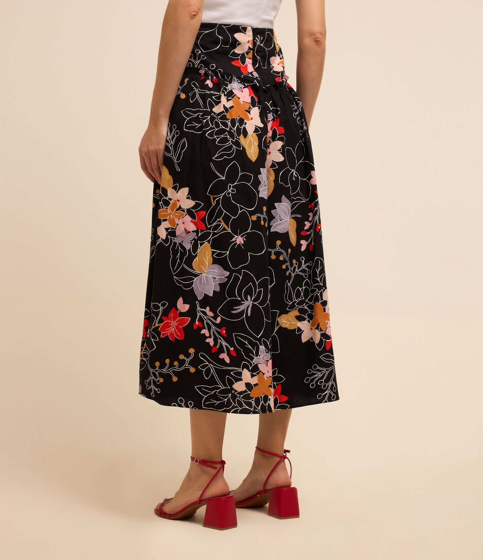 Saia Evasê Midi em Tricoline com Frufru e Flores Estampadas Preto 3