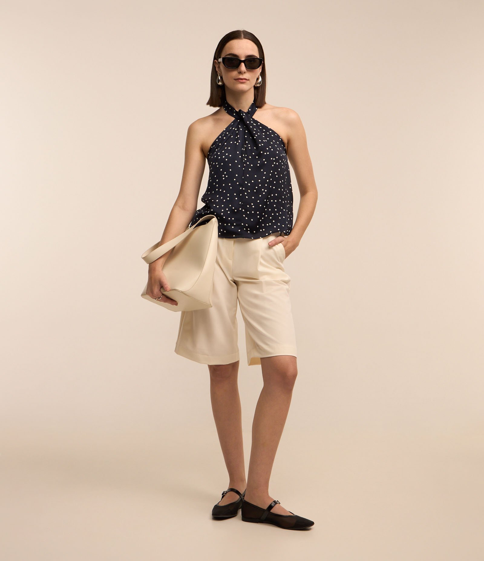 Blusa Frente Única em Tecido Acetinado com Gola Torcida e Estampa Poá Azul Marinho 2