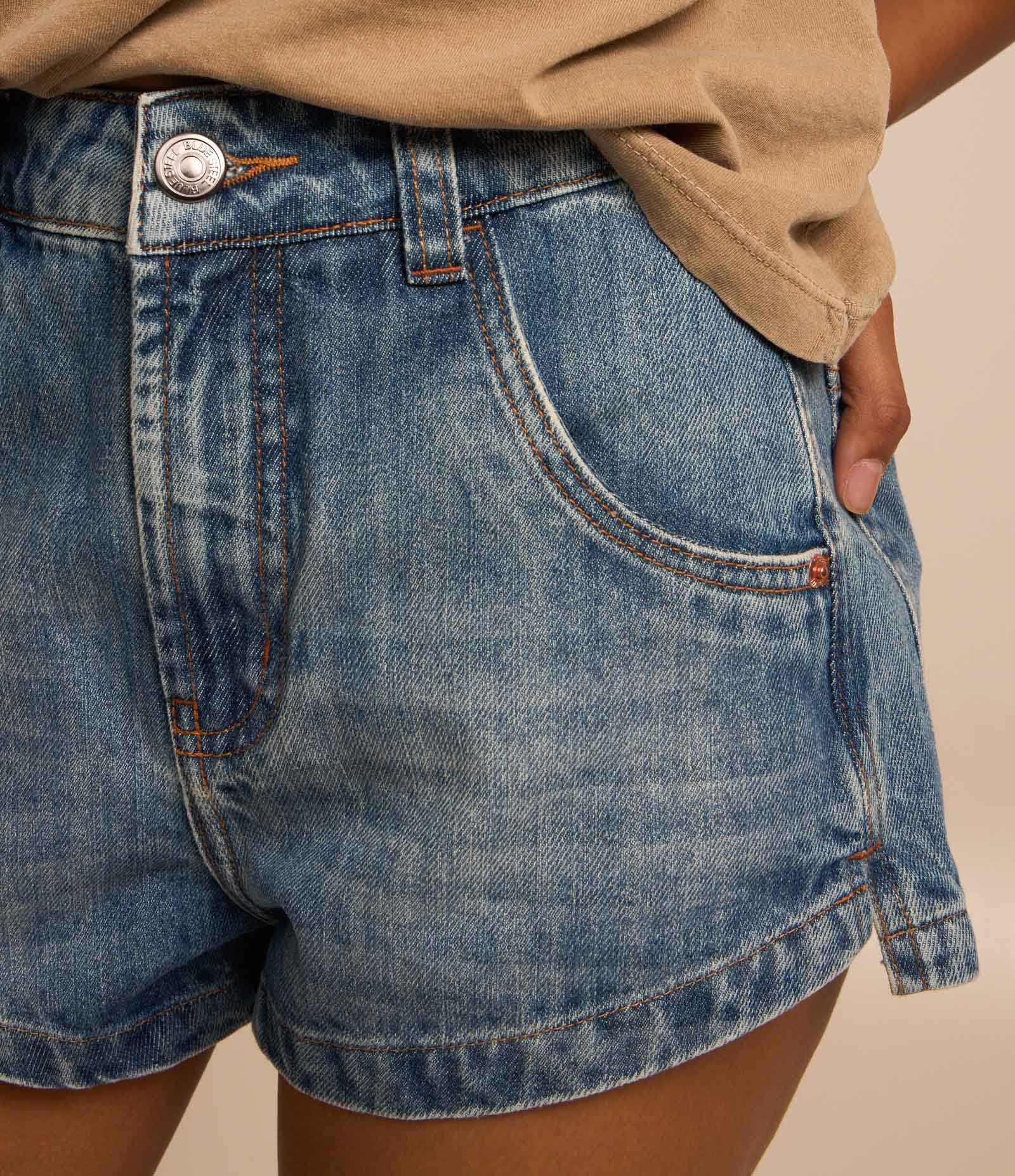 Short Hot Pants em Jeans Dirty e Fendinha Lateral Azul Médio 4