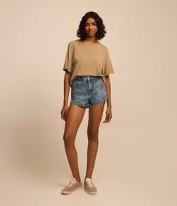 Short Hot Pants em Jeans Dirty e Fendinha Lateral