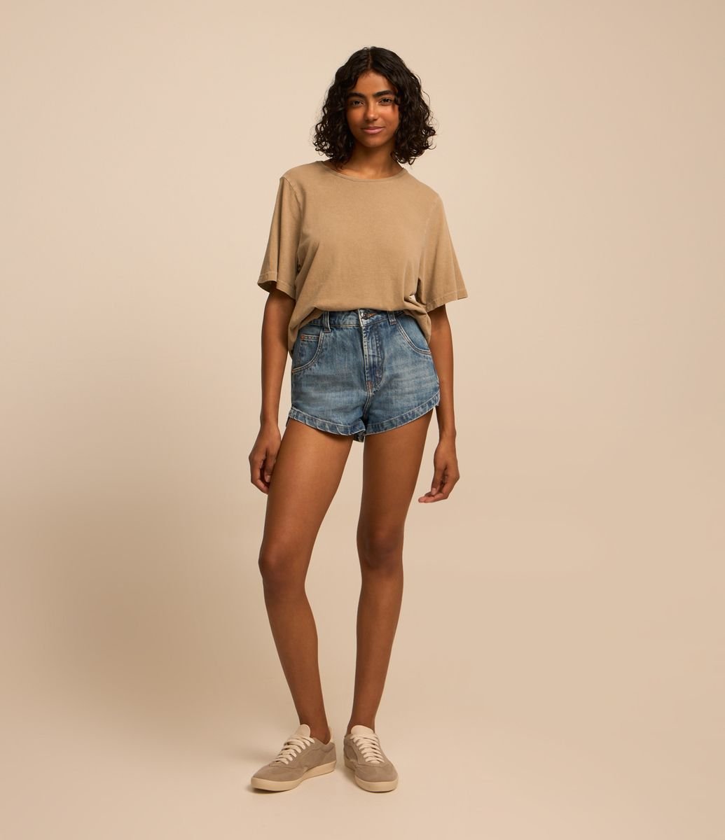 Short Hot Pants em Jeans Dirty e Fendinha Lateral Azul Médio