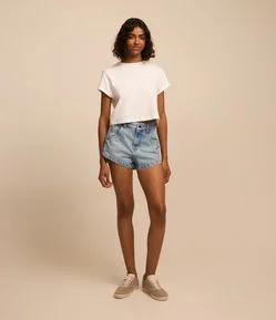 Short Hot Pants em Jeans Dirty e Fendinha Lateral