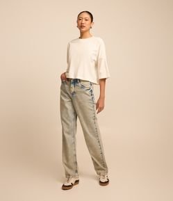 Calça Reta em Jeans Sobretinto e Bolsos