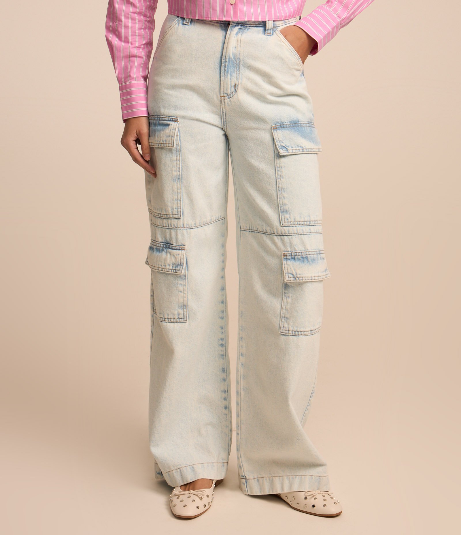 Calça Wide Leg Jeans com Cintura Alta e Bolsos Cargos Azul Claro 3