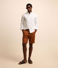 Bermuda em Linho com Abotoamento e Passantes no Cós