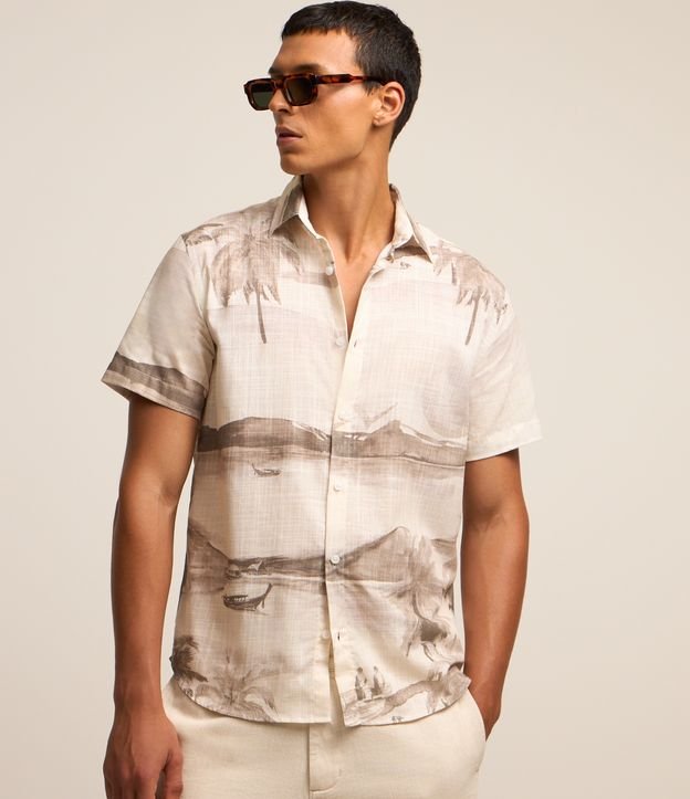 Camisa Regular em Voil com Estampa de Praia