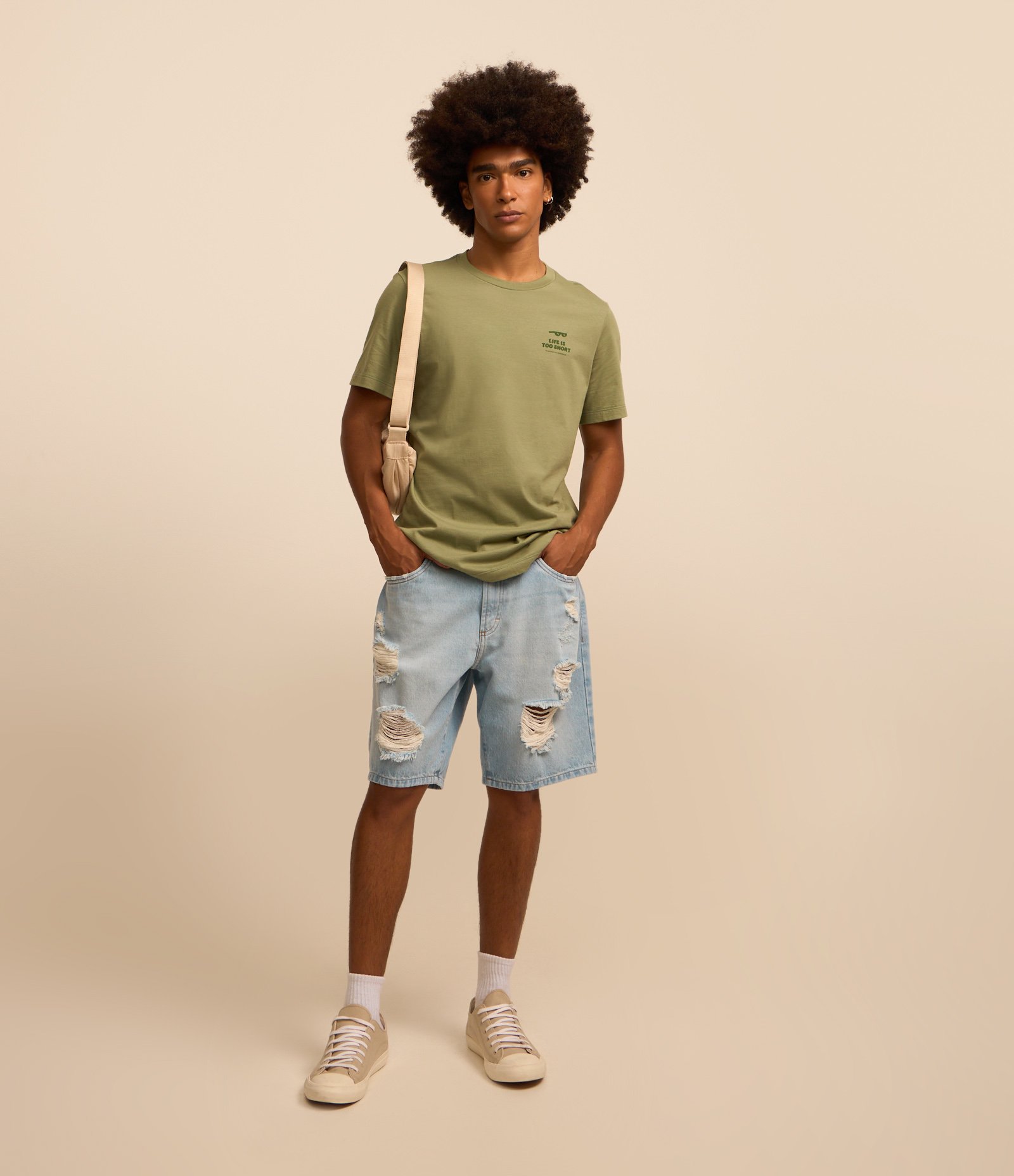 Bermuda Slim em Jeans Denim Destroyed e Barra a Fio Jeans Claro 1