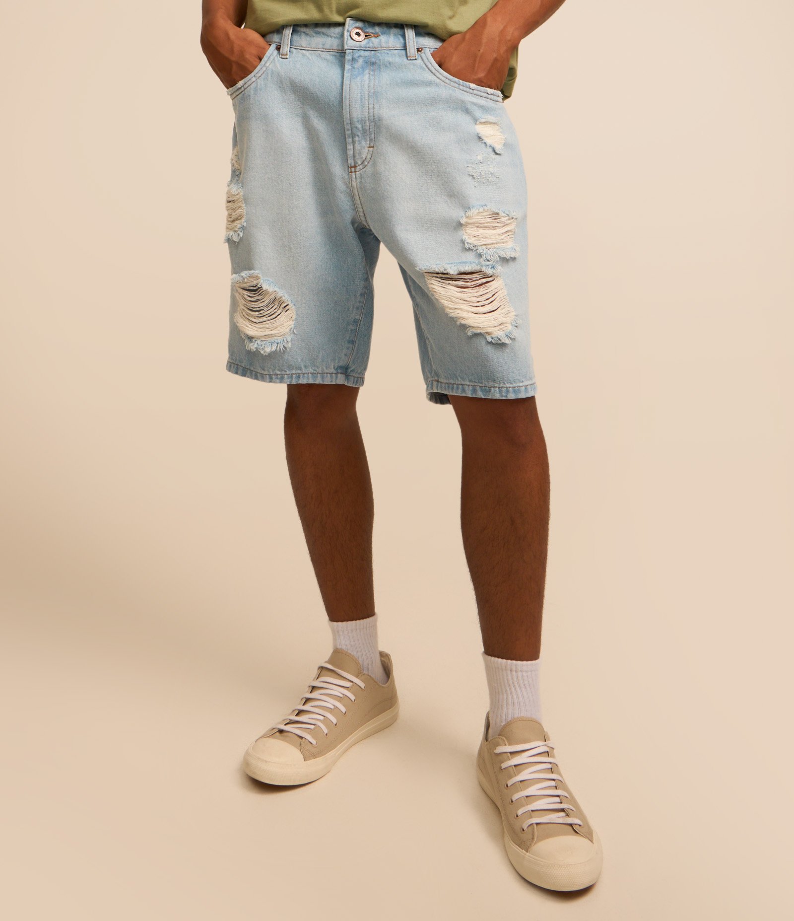 Bermuda Slim em Jeans Denim Destroyed e Barra a Fio Jeans Claro 3