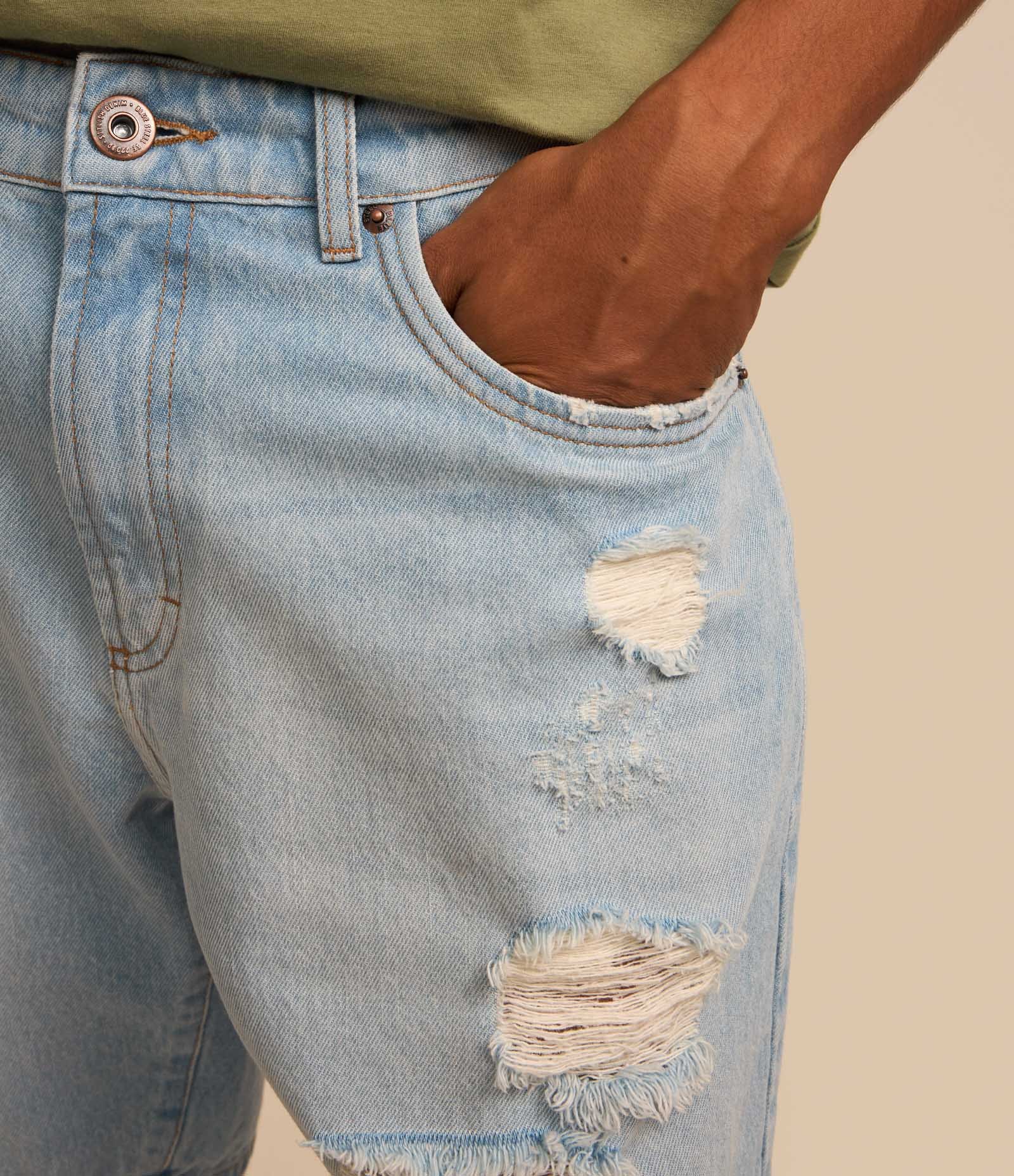 Bermuda Slim em Jeans Denim Destroyed e Barra a Fio Jeans Claro 4