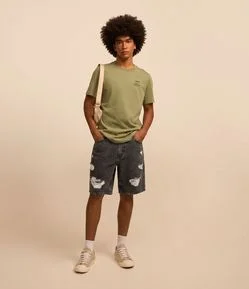Bermuda Slim em Jeans Denim Destroyed e Barra a Fio
