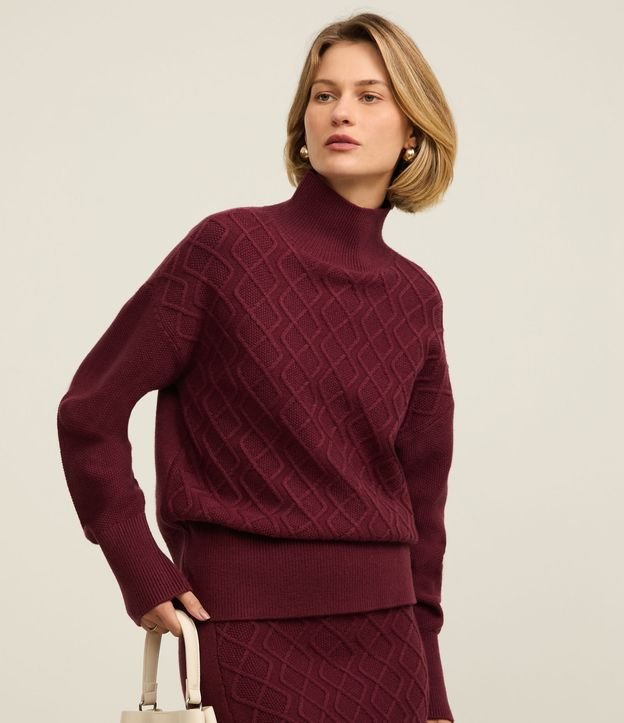 Suéter em Tricot com Gola Alta e Bordado de Losangos