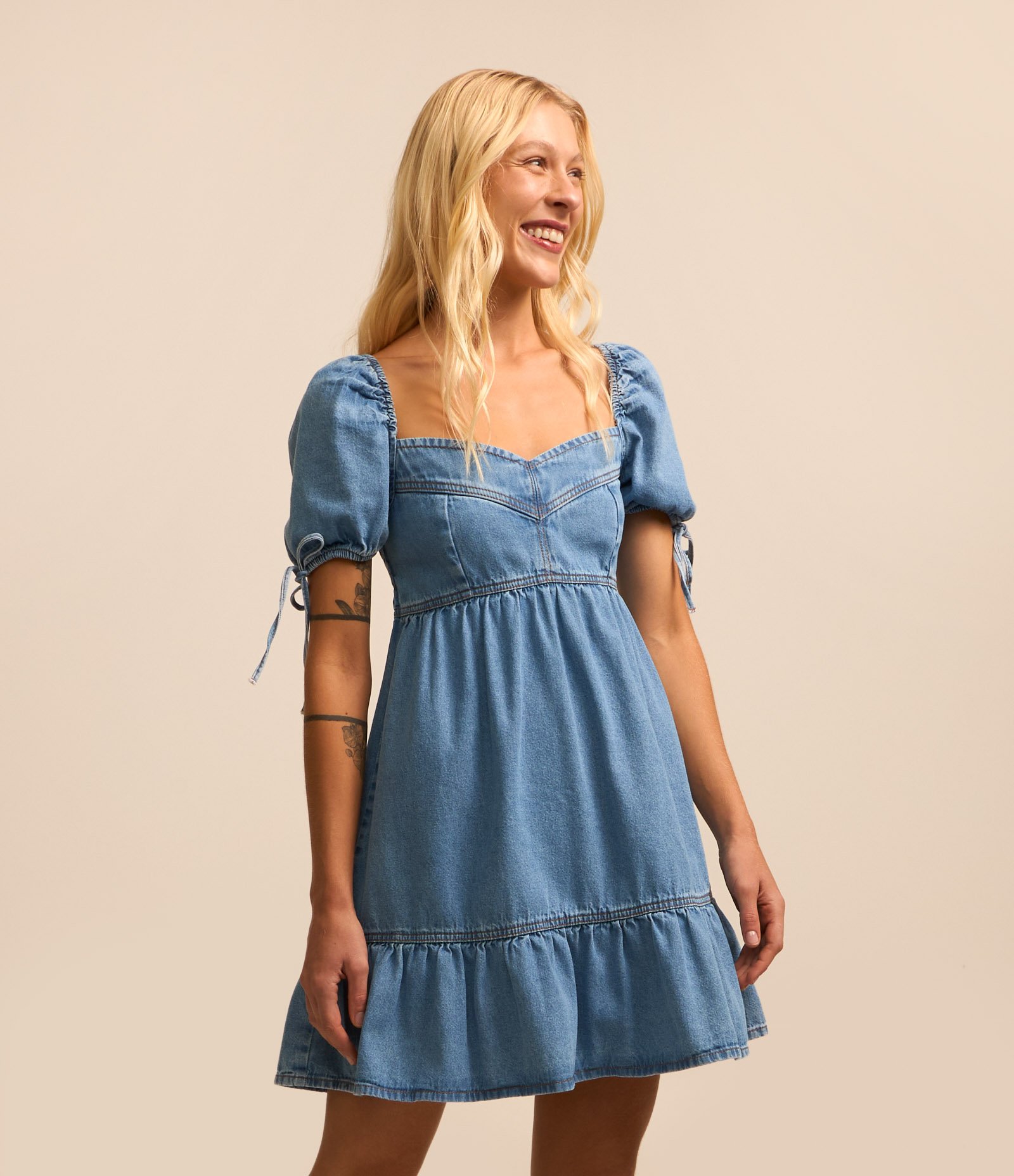 Vestido Curto em Jeans com Manga Bufantes e Babados na Barra Jeans Médio 1