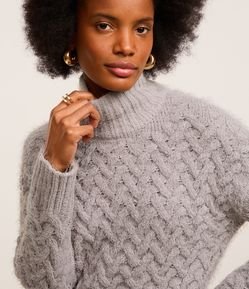 Suéter em Tricô com Gola Alta e Pelinhos