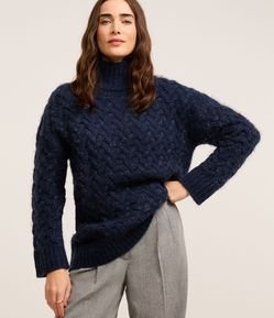 Suéter em Tricô Peluciado com Ponto Trançado