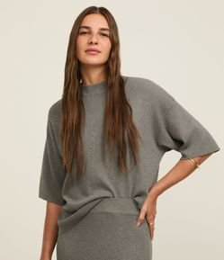 Blusa em Tricô com Cava Deslocada e Manga Ampla