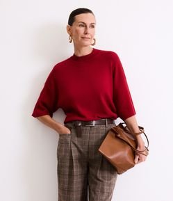 Blusa em Tricô com Cava Deslocada e Manga Ampla