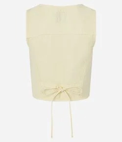 Colete em Sarja com Gola V e Amarração nas Costas