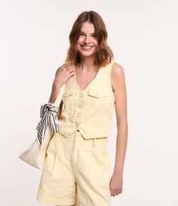 Colete em Sarja com Gola V e Amarração nas Costas