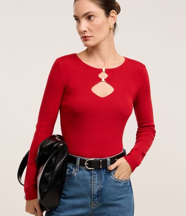 Blusa em Viscose com Vazados e Fivelas no Busto