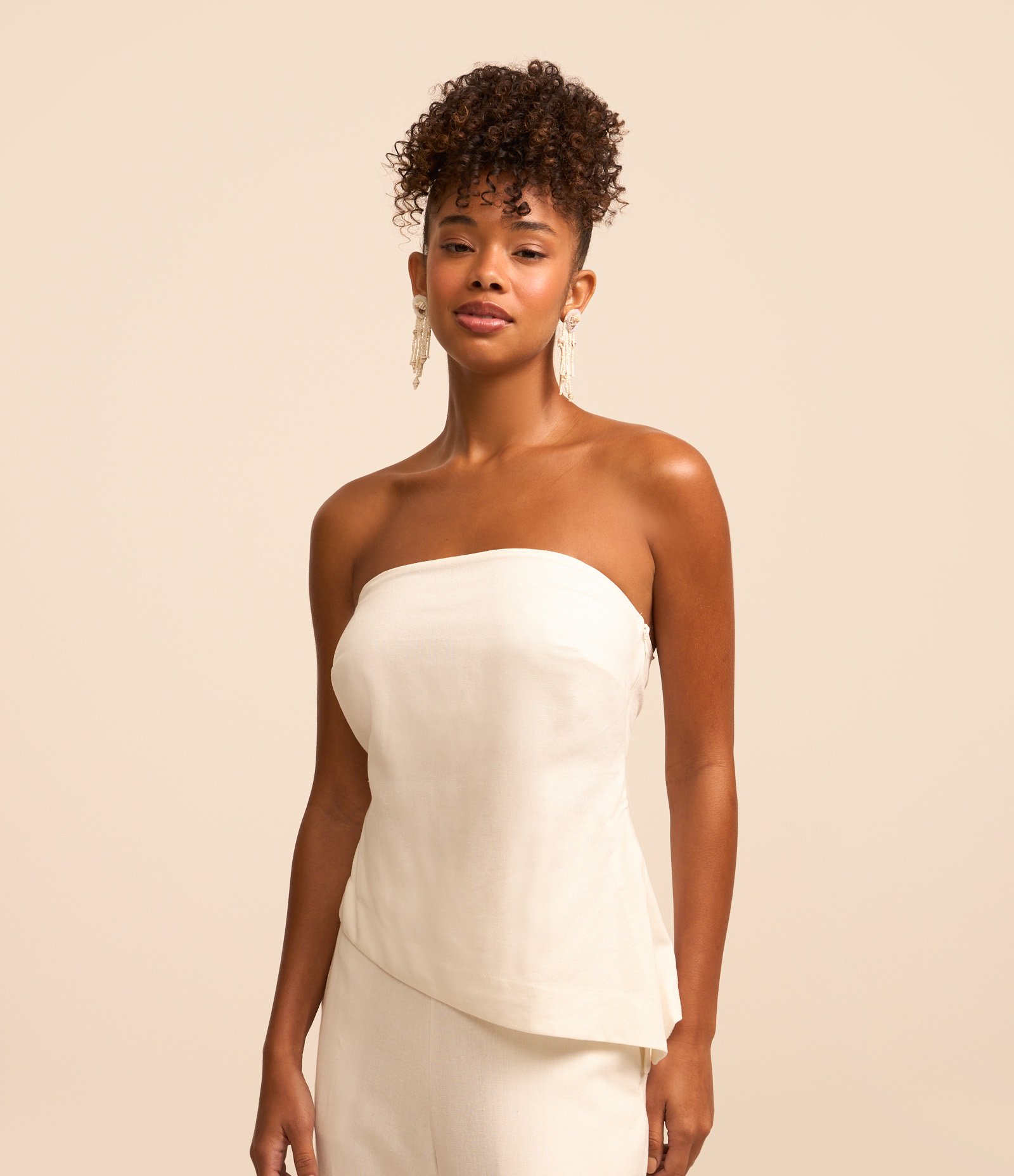 Blusa em Viscolinho Tomara que Caia e Barra Assimétrica Branco 1