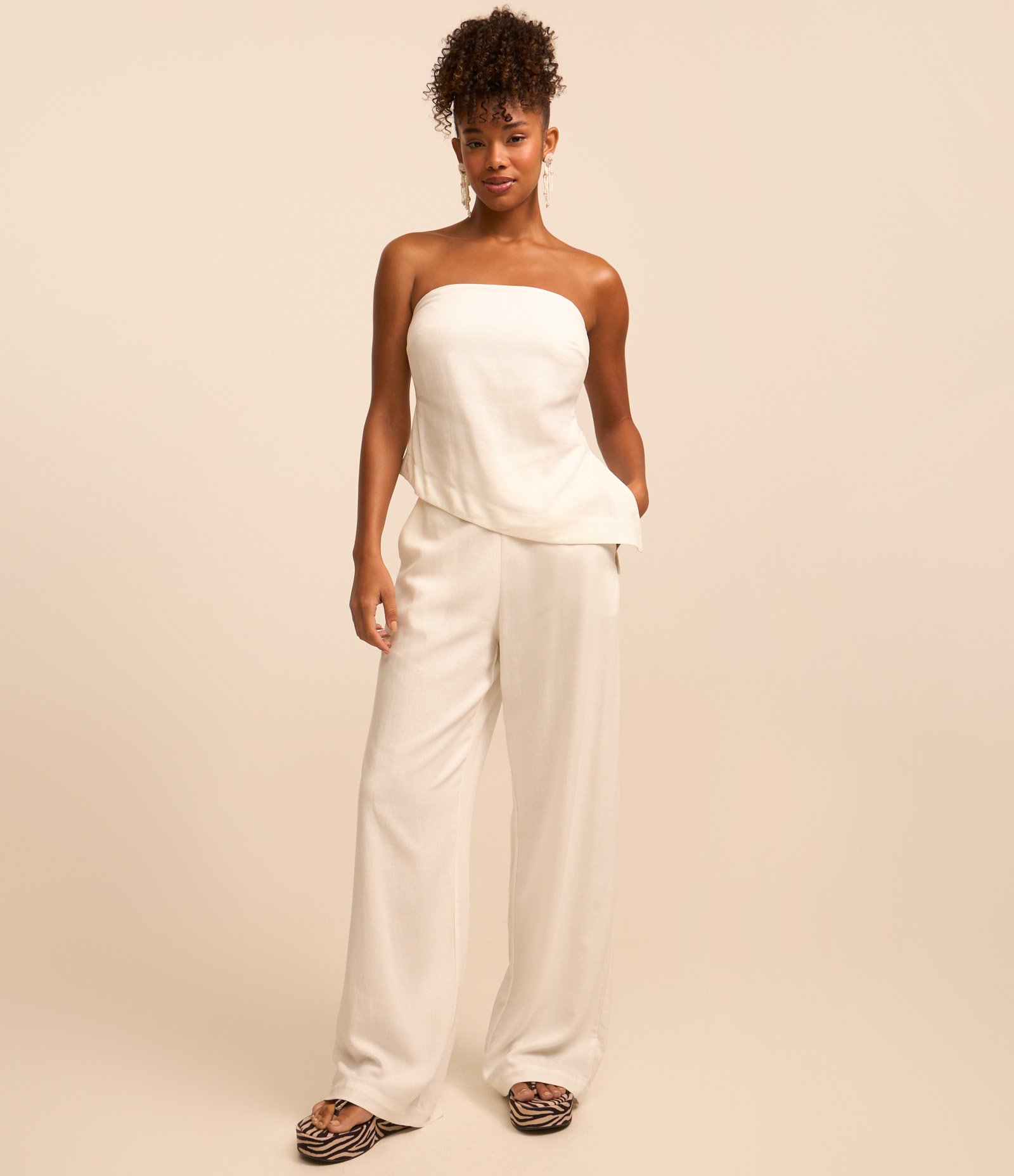 Blusa em Viscolinho Tomara que Caia e Barra Assimétrica Branco 2