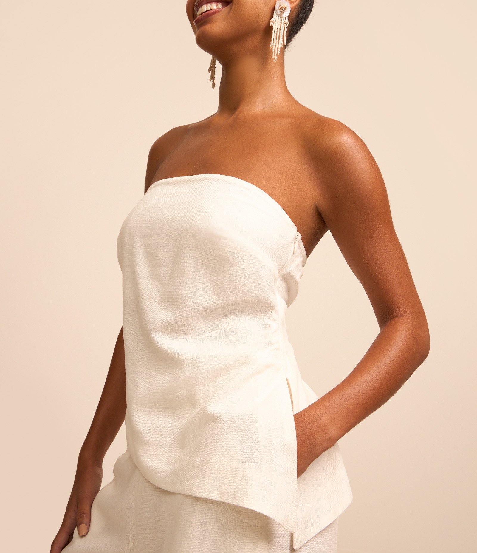 Blusa em Viscolinho Tomara que Caia e Barra Assimétrica Branco 4