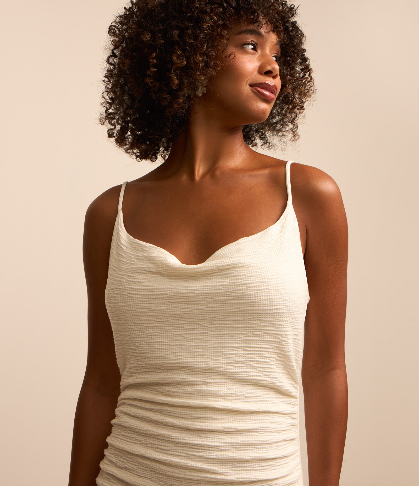 Vestido New Midi Texturizado com Decote Degage e Franzido Lateral Branco 3