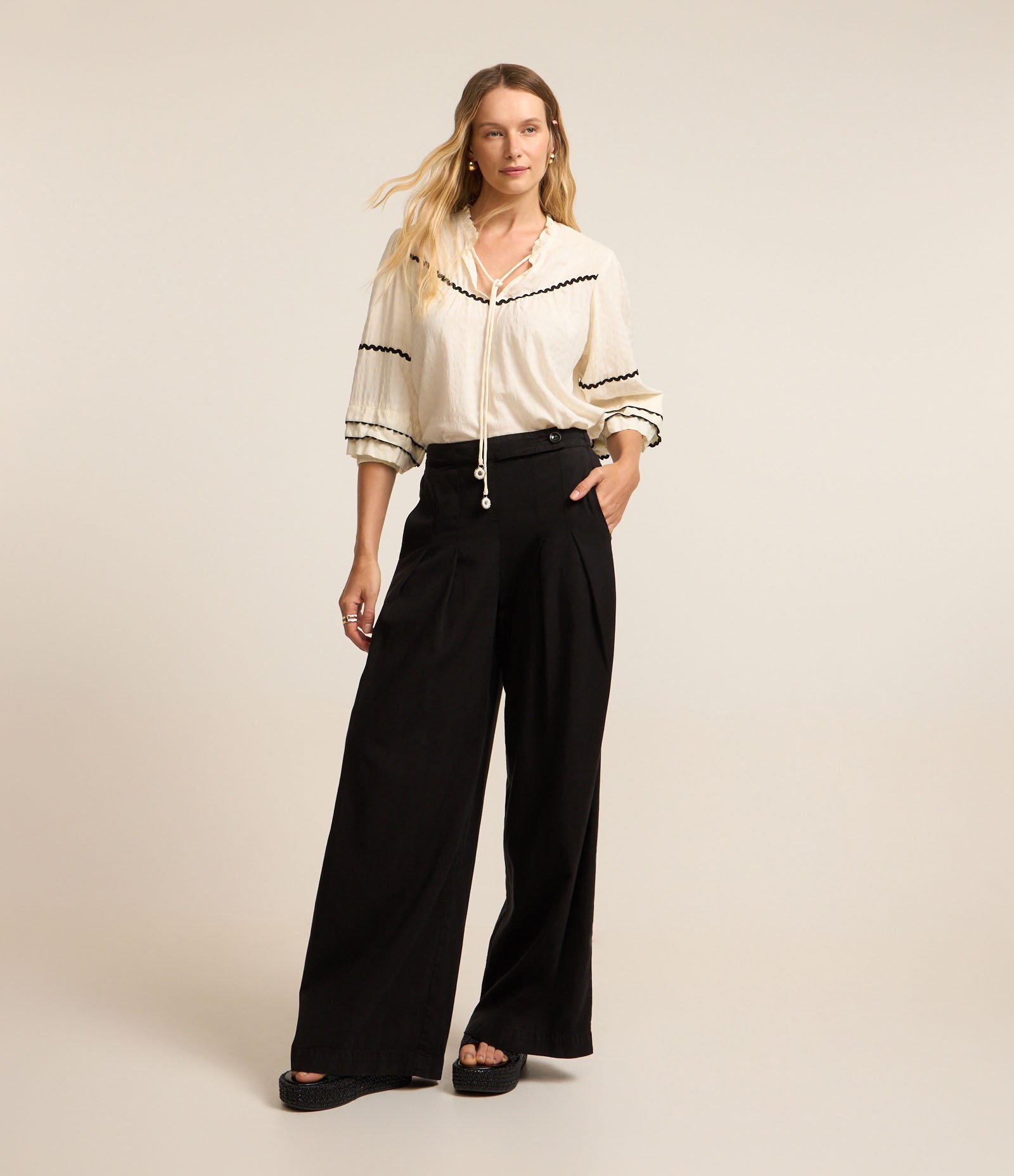 Calça Pantalona em Sarja Alfaiatada com Fechamento Deslocado Preto 1