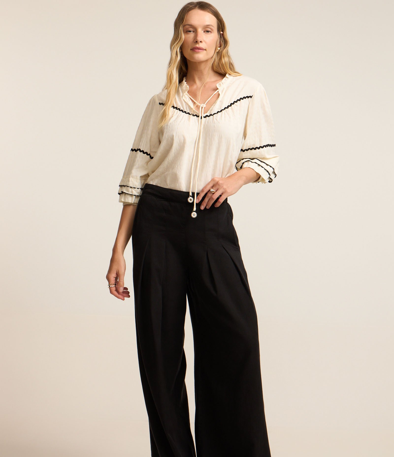 Calça Pantalona em Sarja Alfaiatada com Fechamento Deslocado Preto 2