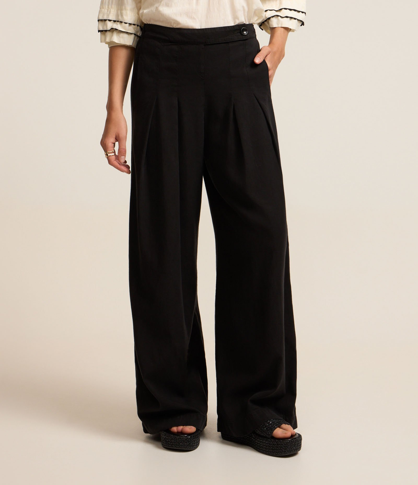 Calça Pantalona em Sarja Alfaiatada com Fechamento Deslocado Preto 3