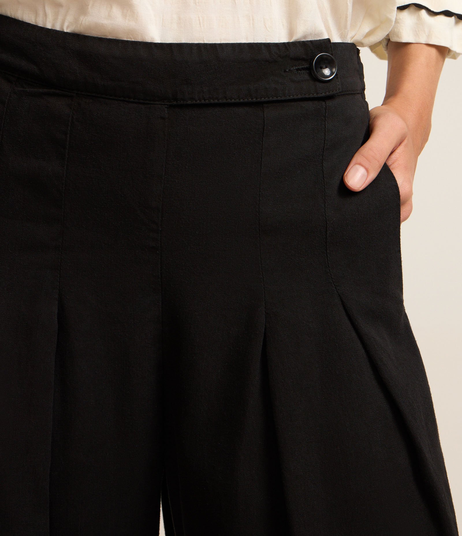 Calça Pantalona em Sarja Alfaiatada com Fechamento Deslocado Preto 4